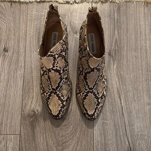 STEVE MADDEN snake print booties